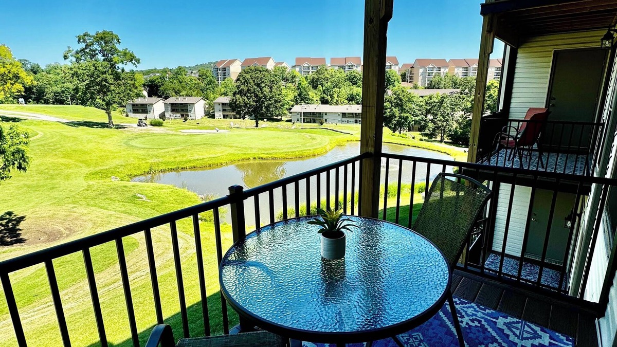Table Rock Condo | Beautiful Branson Pointe Royale One Bedroom King + Queen Sleeper Sofa
