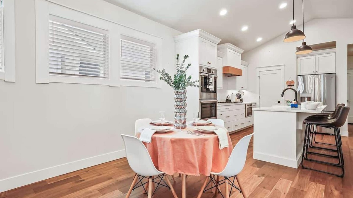 Meridian House | Beautiful Brick Bungalow Private 4 Bedroom Home