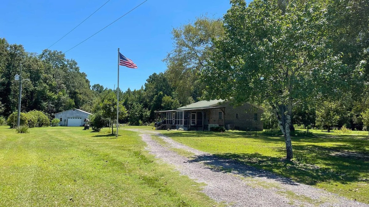 Orangeburg County House | Beautiful brick home w/large porch and 3 bedrooms