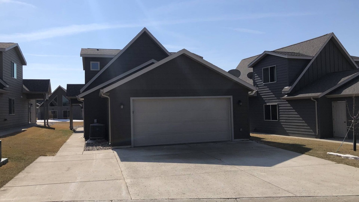 Arnolds Park Cabin | Beautiful Bridges Bay Cabin w 3BD + Loft, 2.5Bath, 1717 sq ft, 6 daily waterpark
