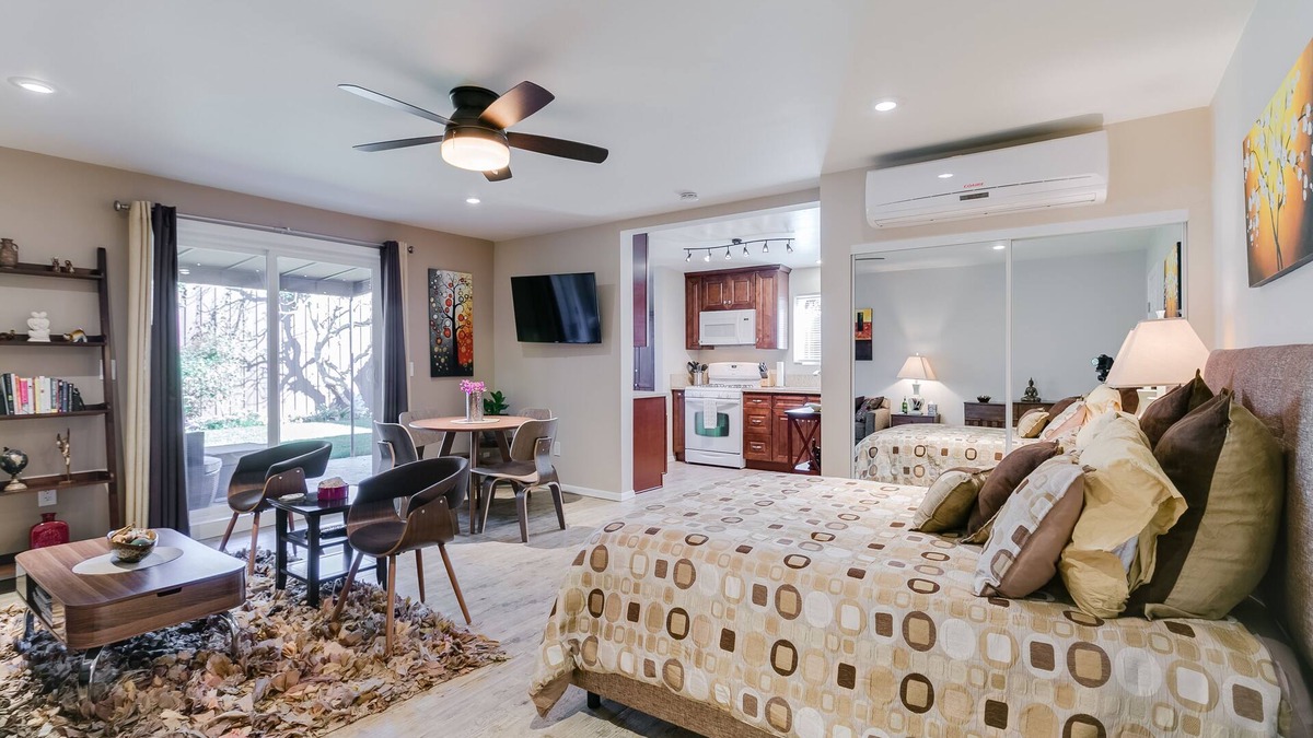 Van Nuys House | Beautiful, Bright & Breezy
