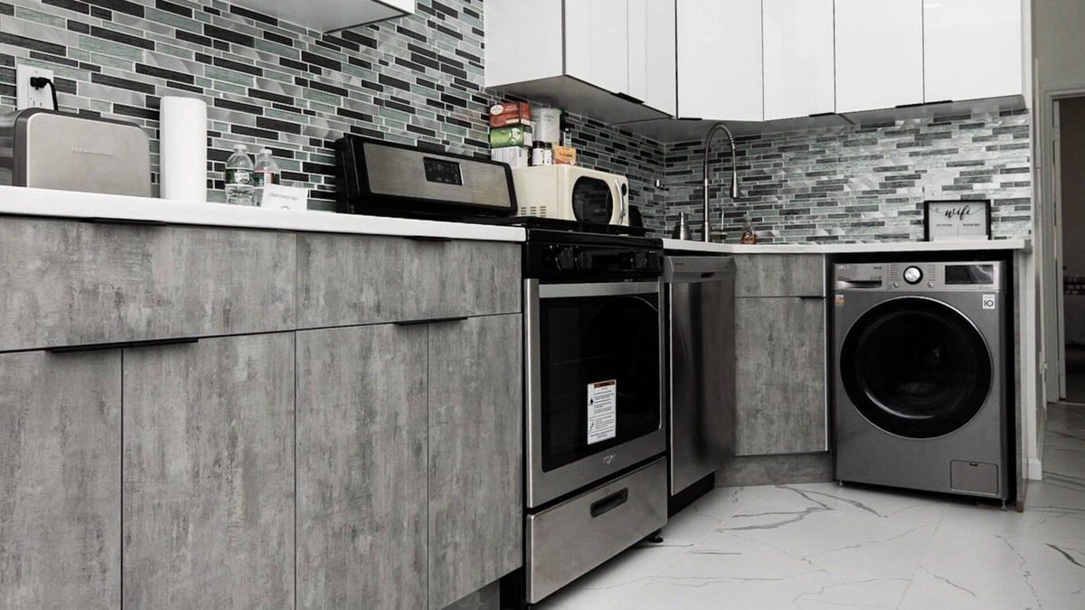 The Heights Apartment | Beautiful , bright, close to NY, 2bedroom, marble floors