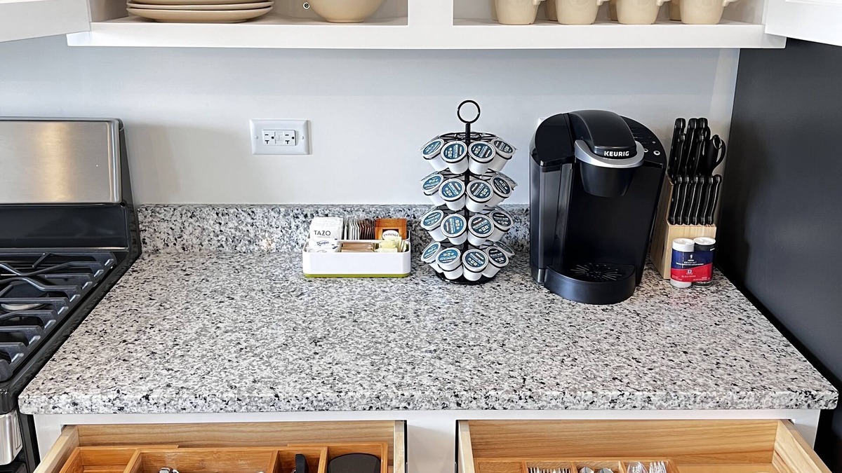Grayslake House | Beautiful Bright Modern Townhome, 3 bdrm, 2.5 bath, pets allowed.