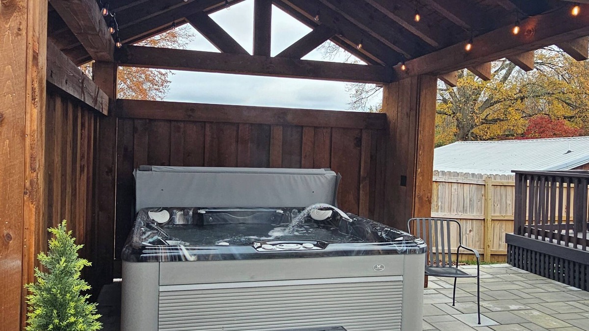 Bristol House | Beautiful Bristol Bungalow w/Firepit- 5 mins to downtown & 6 mins to Casino