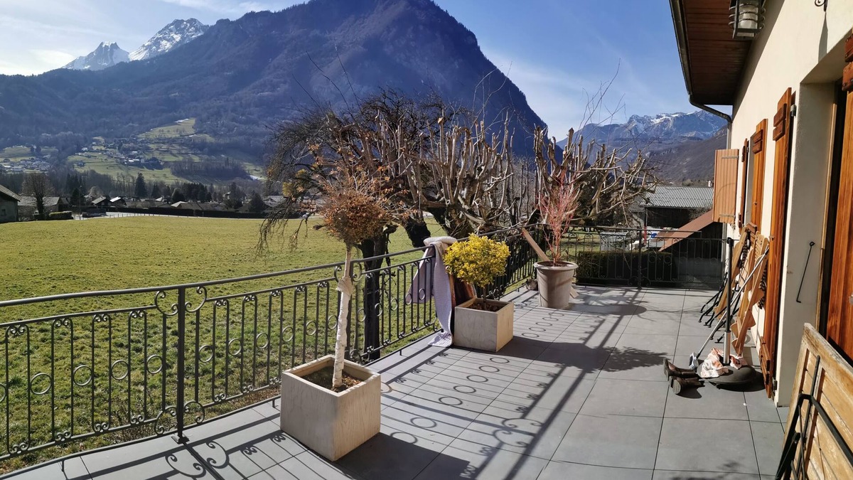 Ugine House | Beautiful building at the foot of the mountains, 15kms from Lake Annecy,