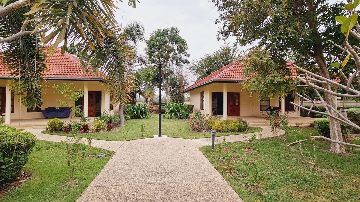 Cha-am House | Beautiful bungalow with shared outdoor pool and 2 km from the sandy beach