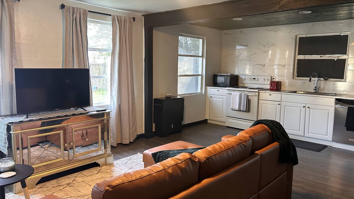 Ozark House | Beautiful Bungalow - 20 mins from Fort Rucker