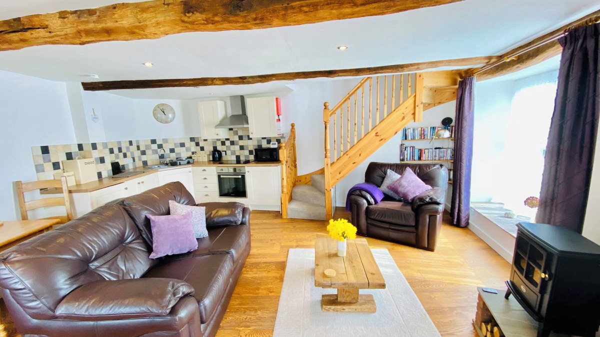Orton Cottage | Beautiful C17th Cottage - pet-friendly, near Lake District, idyllic village.
