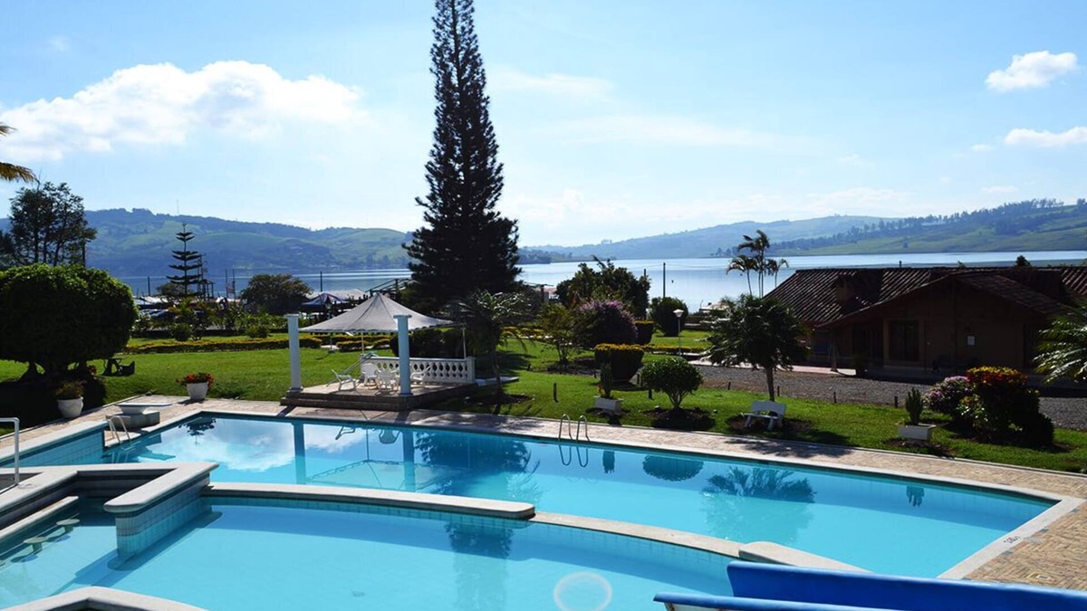 Calima Cabin | Beautiful Cabin Facing Calima Lake