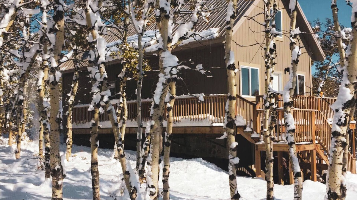 Division No. 3 Cabin | Beautiful Cabin in the Mountains