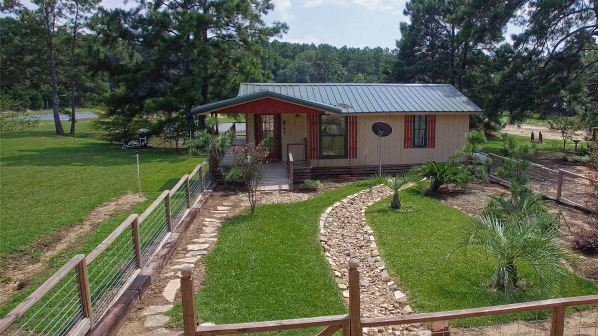 Kennard Cabin | BEAUTIFUL CABIN IN NATIONAL FOREST WITH SCREENED IN PORCH AND POND WITH FOUNTAIN
