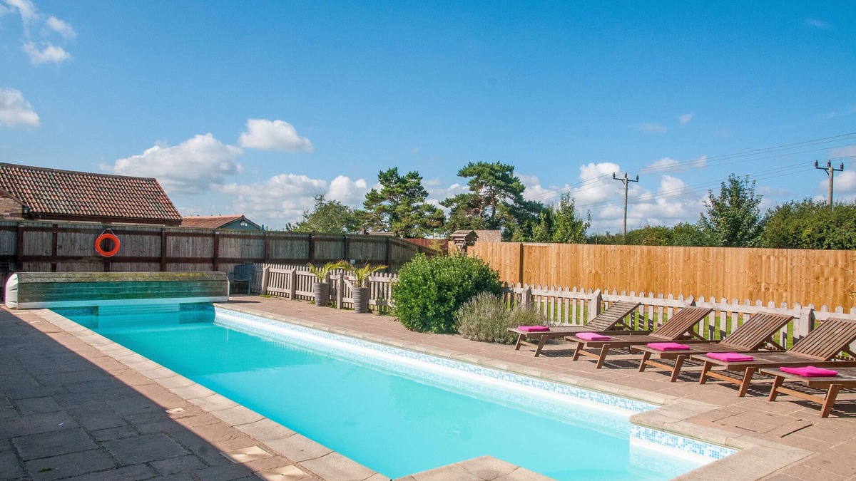 Upton Cheyney House | Beautiful cabin near Bath with heated swimming pool sleeps up to 17 people