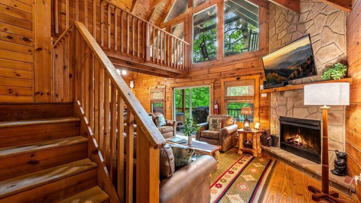 Gatlinburg Cabin | BEAUTIFUL Cabin,perfectly located close to TOWN and NATURE! HOT TUB, DECKS, More