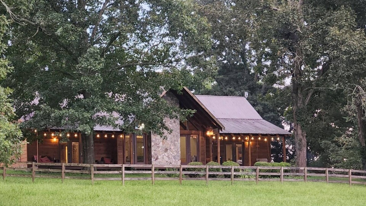 Shelbyville House | Beautiful Cabin retreat on the outskirts of town