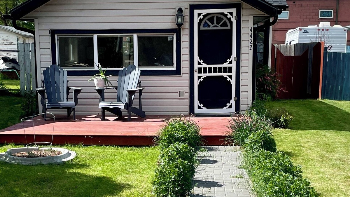 Sylvan Lake Cabin | Beautiful Cabin Steps Away From The Beach