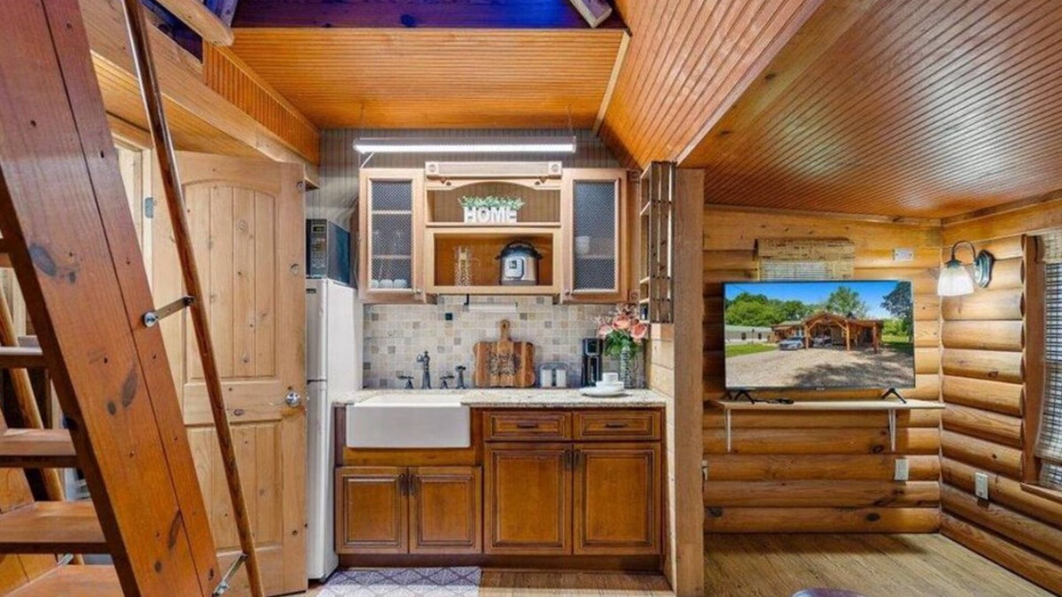 Denham Springs Cabin | Beautiful Cabin in a great neighborhood and minutes from Baton Rouge!