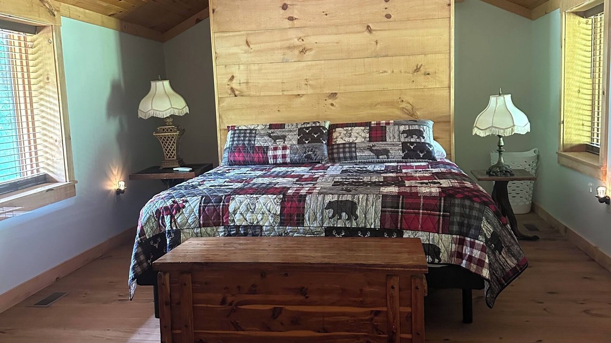 Russell Springs Cabin | Beautiful cabin nestled in the woods surrounded by water