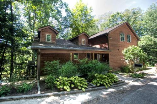 Confluence House | Beautiful Cabin with Hot Tub Surrounded by Trees in Confluence, Pennsylvania