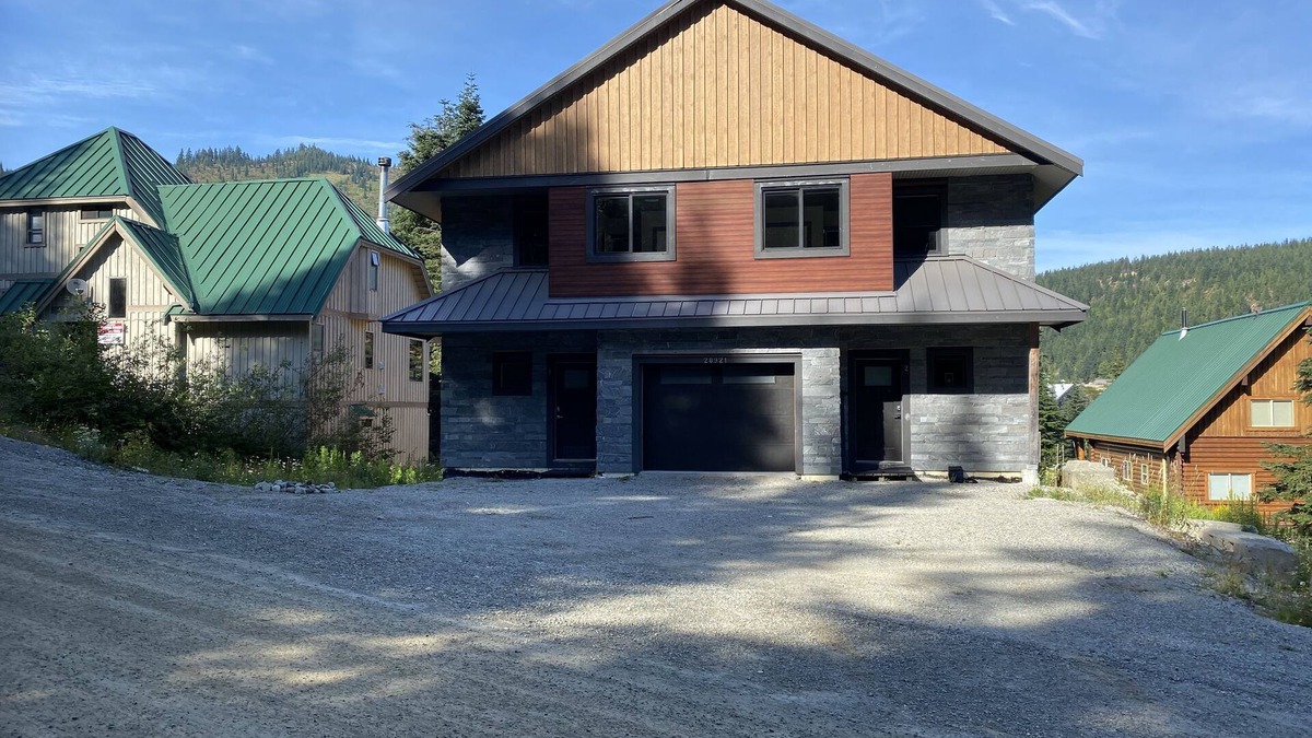 Hemlock Valley House | Beautiful cabin with hot tub, steam room, deck & directly across from ski liftsn