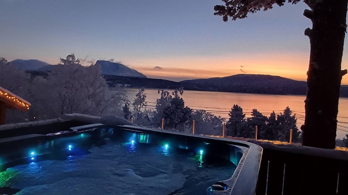 Knapplund Cabin | Beautiful cabin with sauna & Jacuzzi with wonderful view in idyllic Malangen