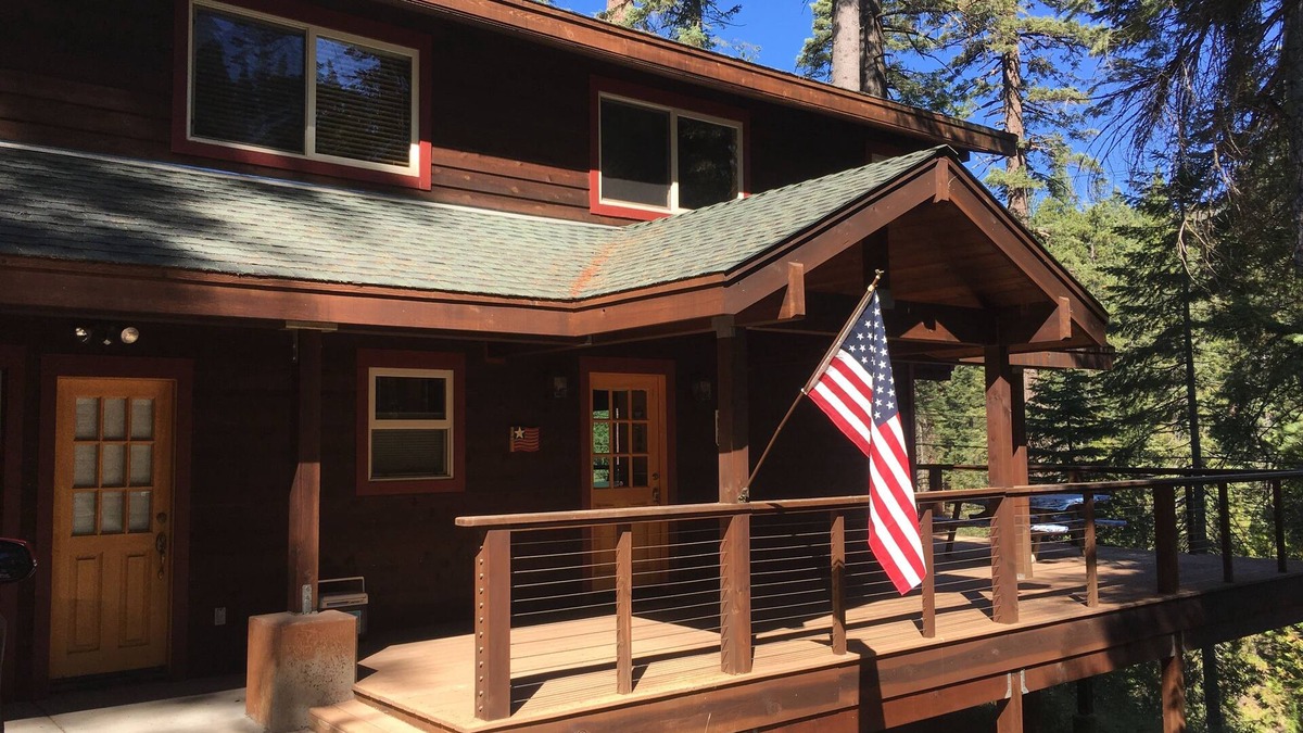 Strawberry Cabin | Beautiful Cabin with Wi-Fi Overlooking Stanislaus River - Strawberry, CA