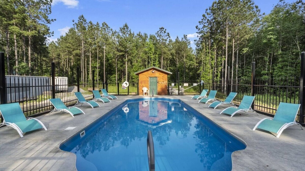 Golden Cabin | Beautiful cabins with a pool in a peaceful setting
