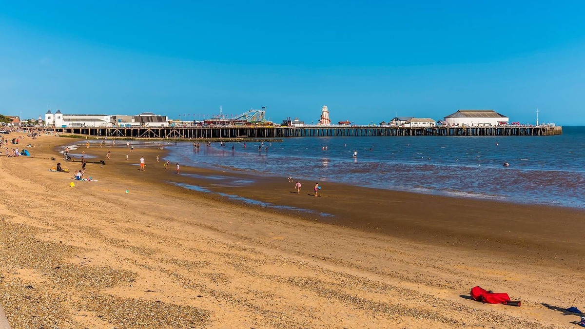 Clacton-on-Sea House | Beautiful caravan with decking at Oaklands Holiday Park ref 39006BG