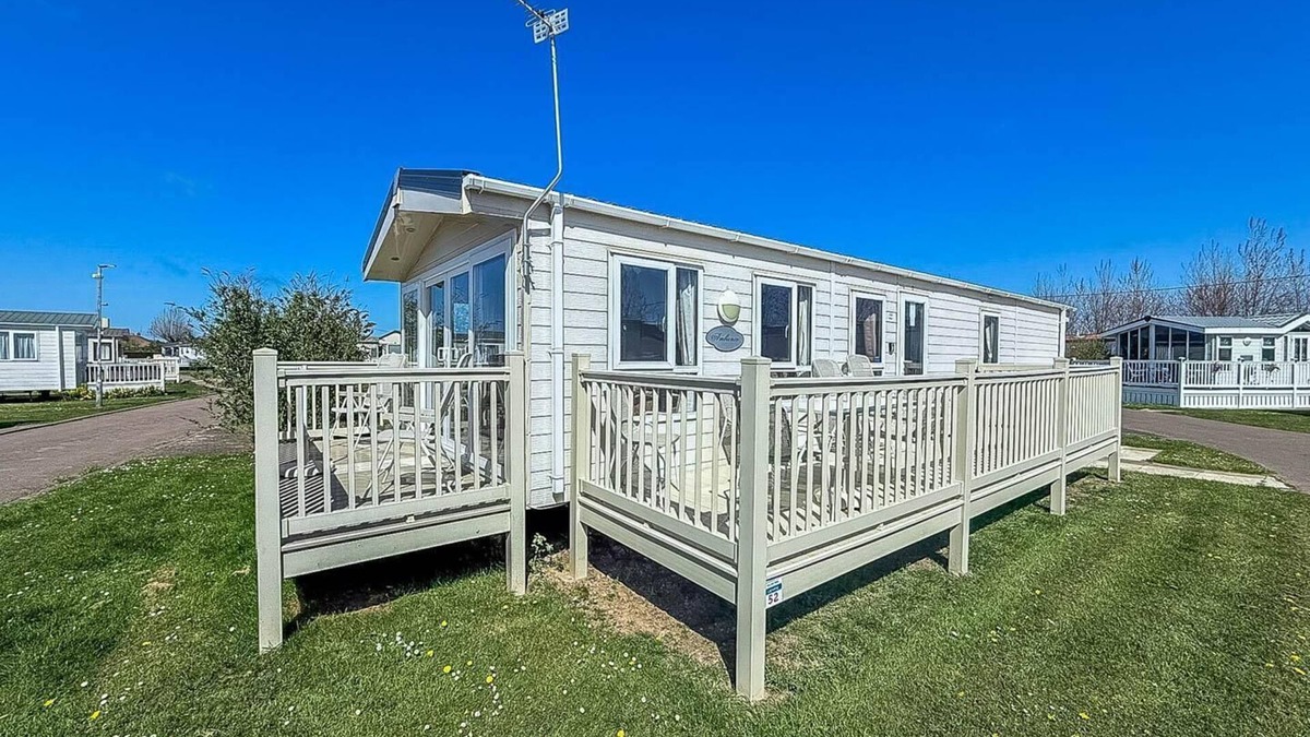 Great Yarmouth House | Beautiful caravan with decking at California Cliffs in Scratby ref 50052L