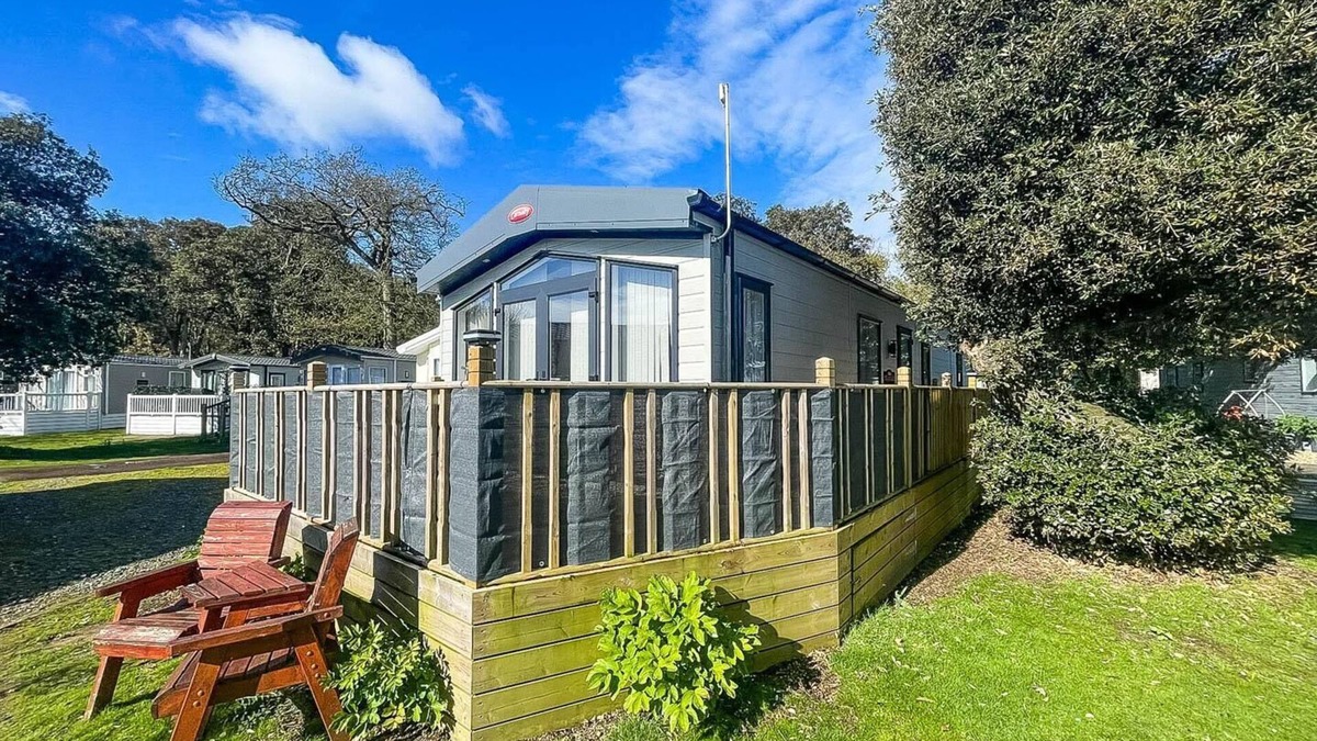 Corton House | Beautiful caravan with decking and WiFi at Azure Sea, Suffolk ref 32025AZ