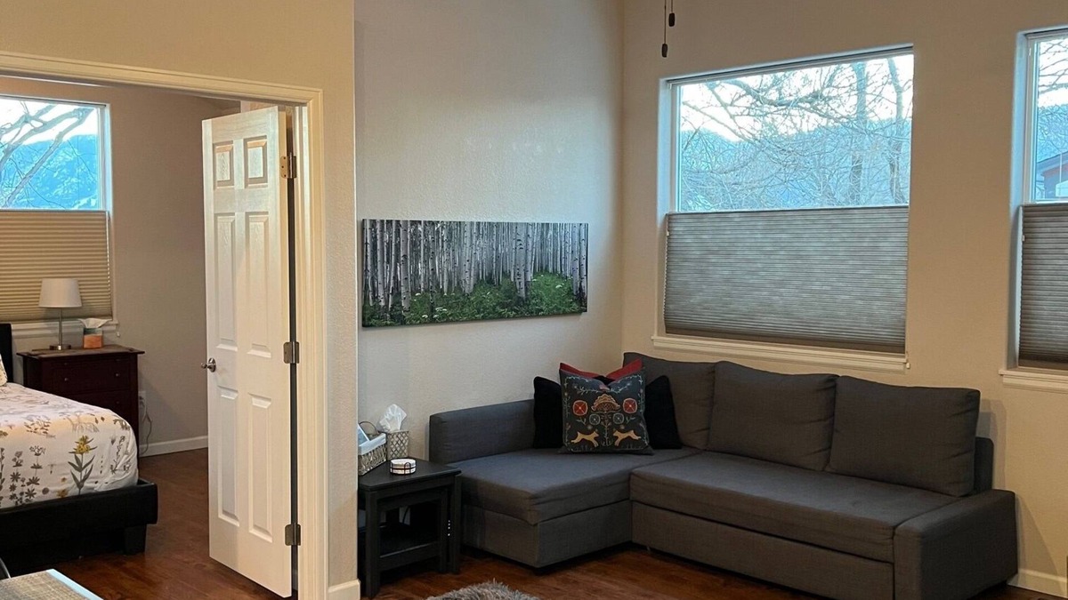 Central Colorado Springs House | Beautiful Carriage House Apartment - Centrally located right near downtown!