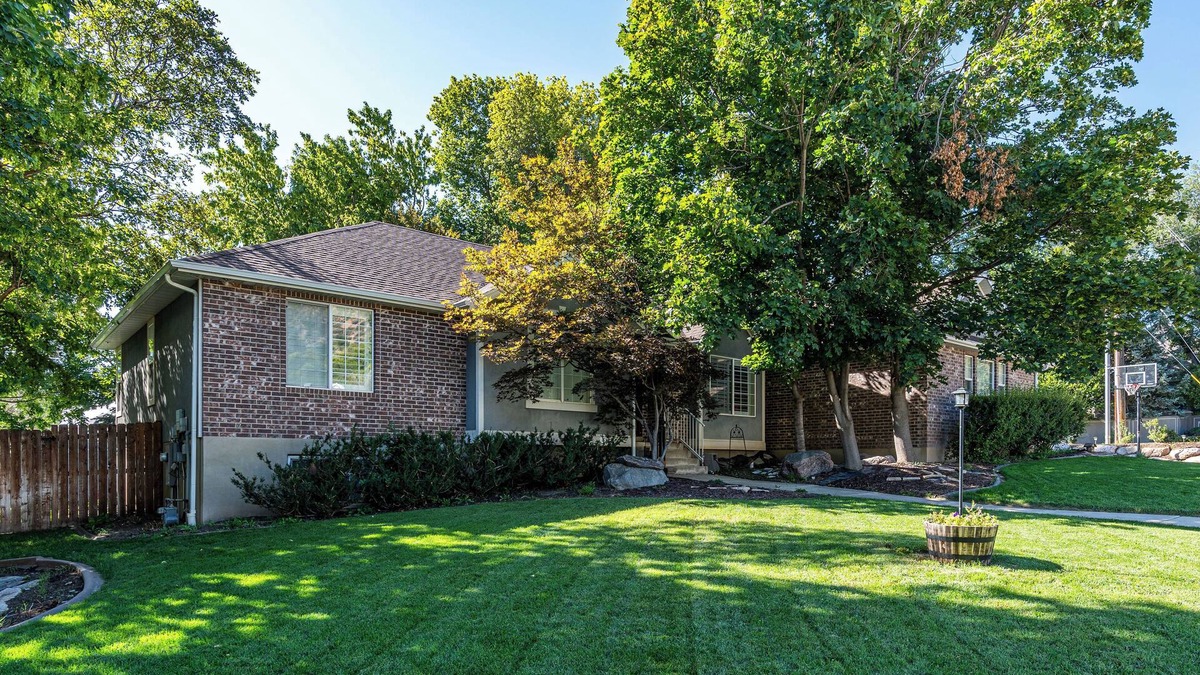 Woodland Estates House | Beautiful, central located 3BR private basement apt for recreation or city fun!