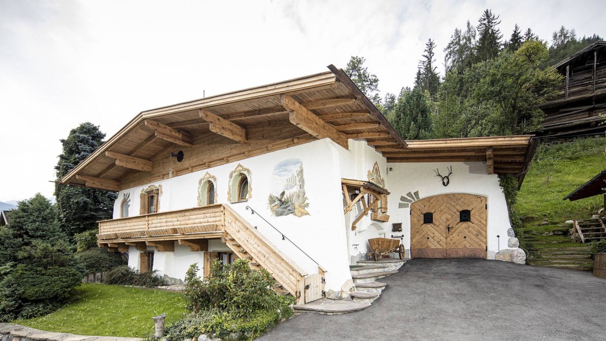 Emberg Ski Chalet | Beautiful chalet in Tyrolean style, high near Zillertalbahn, pets welcome