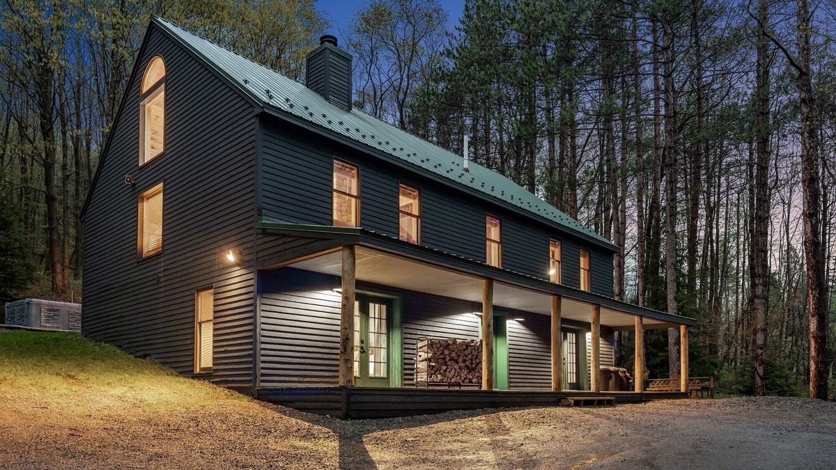 Ellicottville Ski Chalet | Beautiful chalet on 5 acres - 2 min to Village!👌 Hot-Tub, Sauna, Fire Pit🔥