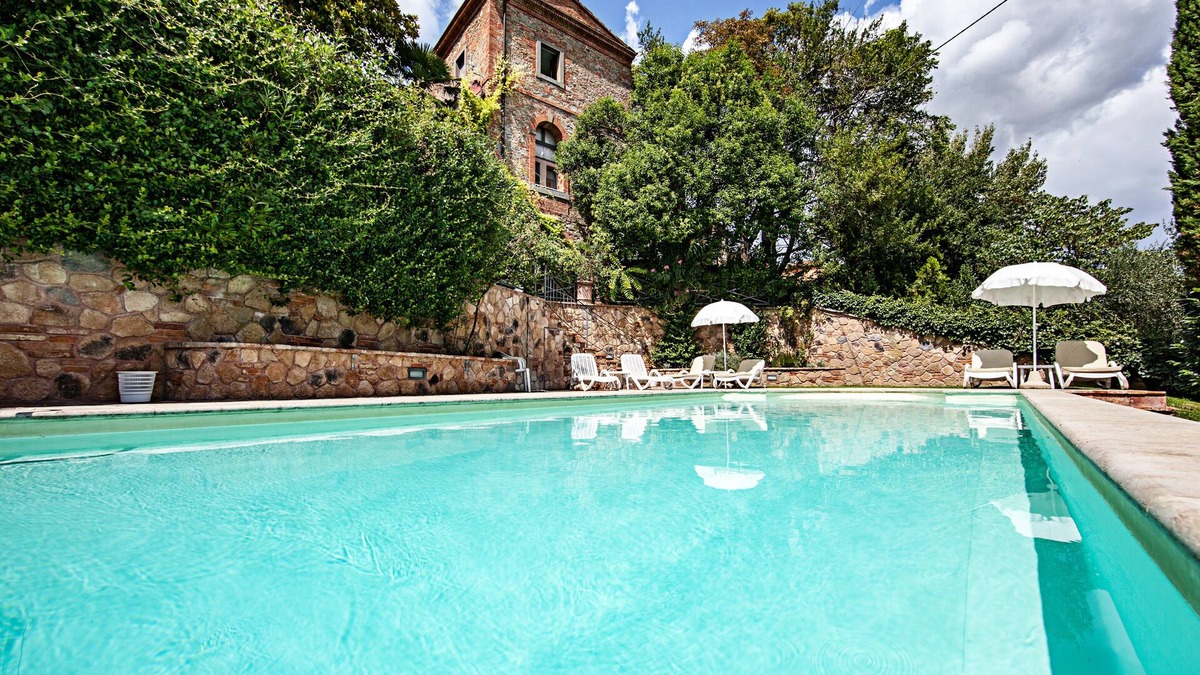 Sinalunga Apartment | Beautiful characteristic apartment with private garden, pool and parking