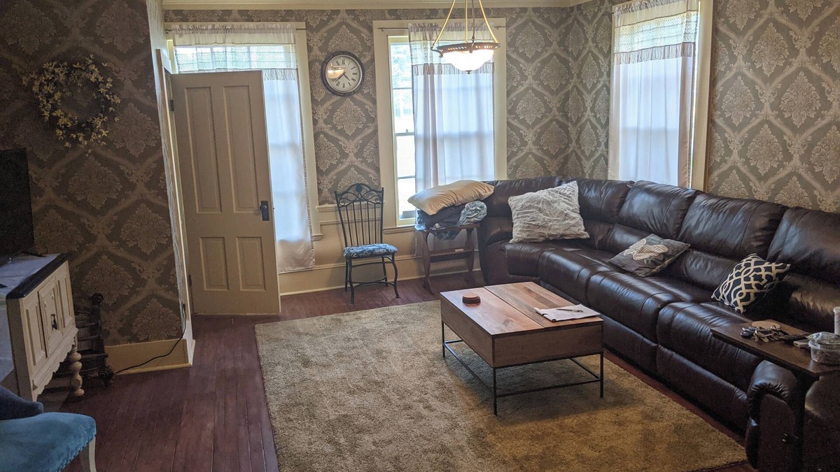Wellsville House | Beautiful circa 1870's home 3 bedrooms with tvs, mini fridges, Roku/amazon tv