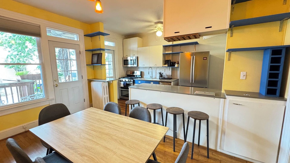 Park View House | Beautiful Classic Entire House 4-Bedrooms with Parking