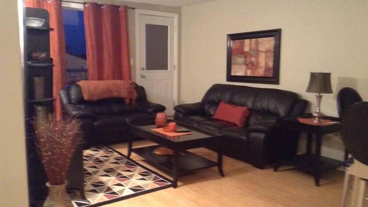 Moose Jaw House | Beautiful & clean! Close to groceries, most amenities, restaurants and bars!