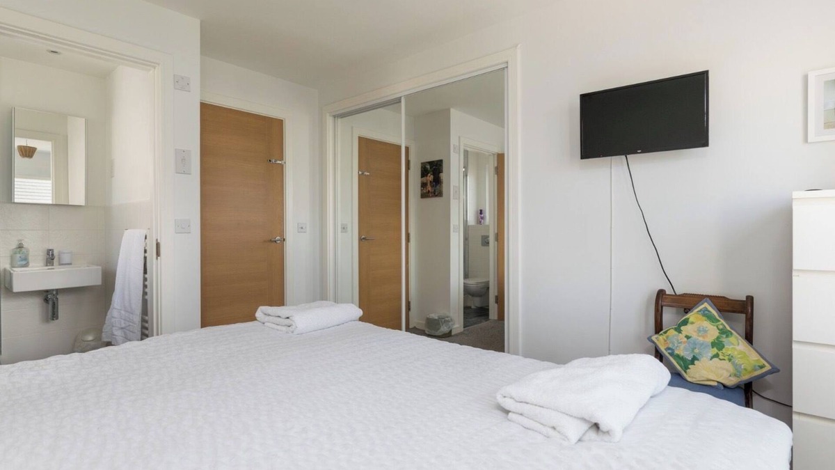 Eaglesham House | Beautiful clean spacious home Eaglesham Close to Beach, thé town and amenities.