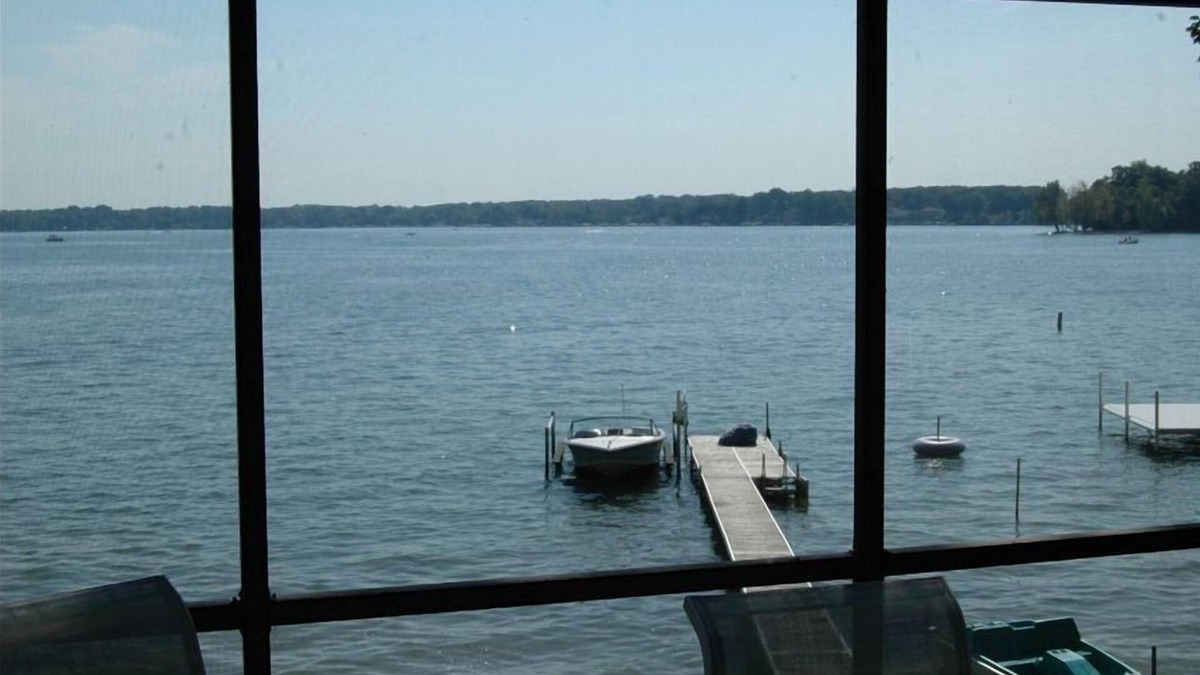 Clear Lake Cottage | Beautiful Clear Lake Indiana Contemporary Lakefront Retreat