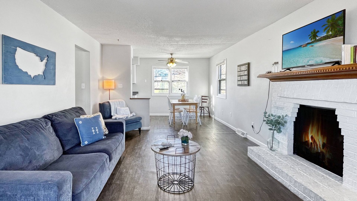 Clive Apartment | Beautiful Clive 3BR Duplex w/Fireplace