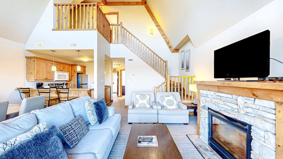 The Blue Mountains Condo | Beautiful condo close to the village with shared pool, gas fireplace, deck