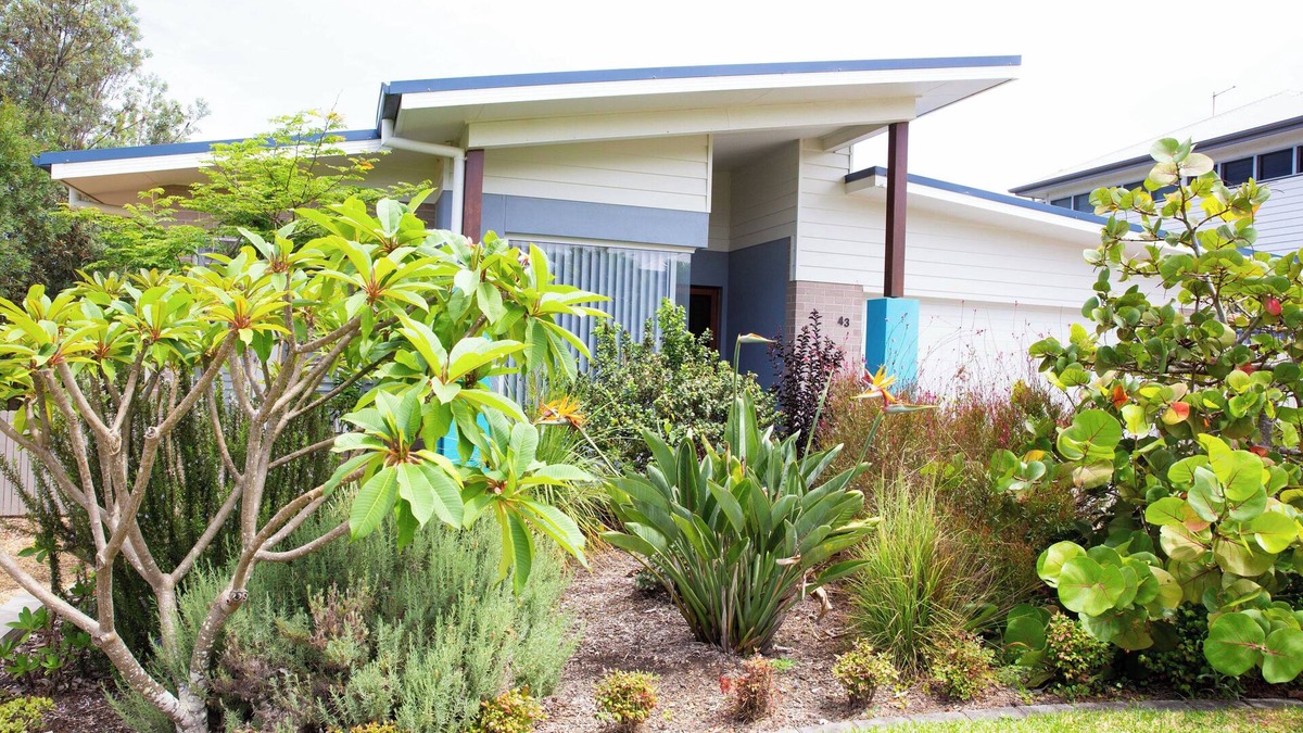 Diamond Beach House | Beautiful coastal holiday home only moments from the sand, great surf and cafes.