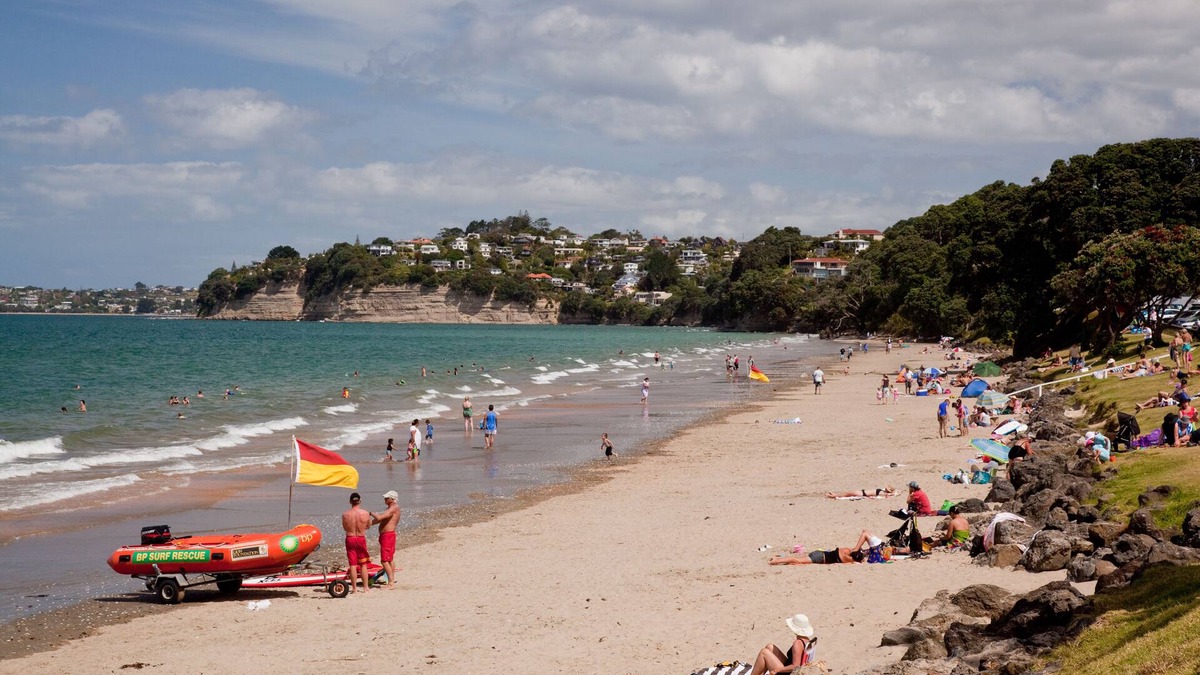 Red Beach House | Beautiful coastal Bungalow, 200m flat walk to the beach