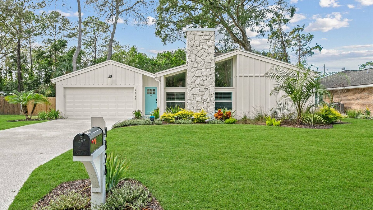 Isle of Palms House | Beautiful Coastal Home near Mayo Clinic. Pet Friendly!