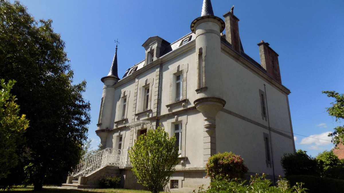 Ahun House | Beautiful, comfortable house, 6 bedrooms, billiard, wifi, large gardens