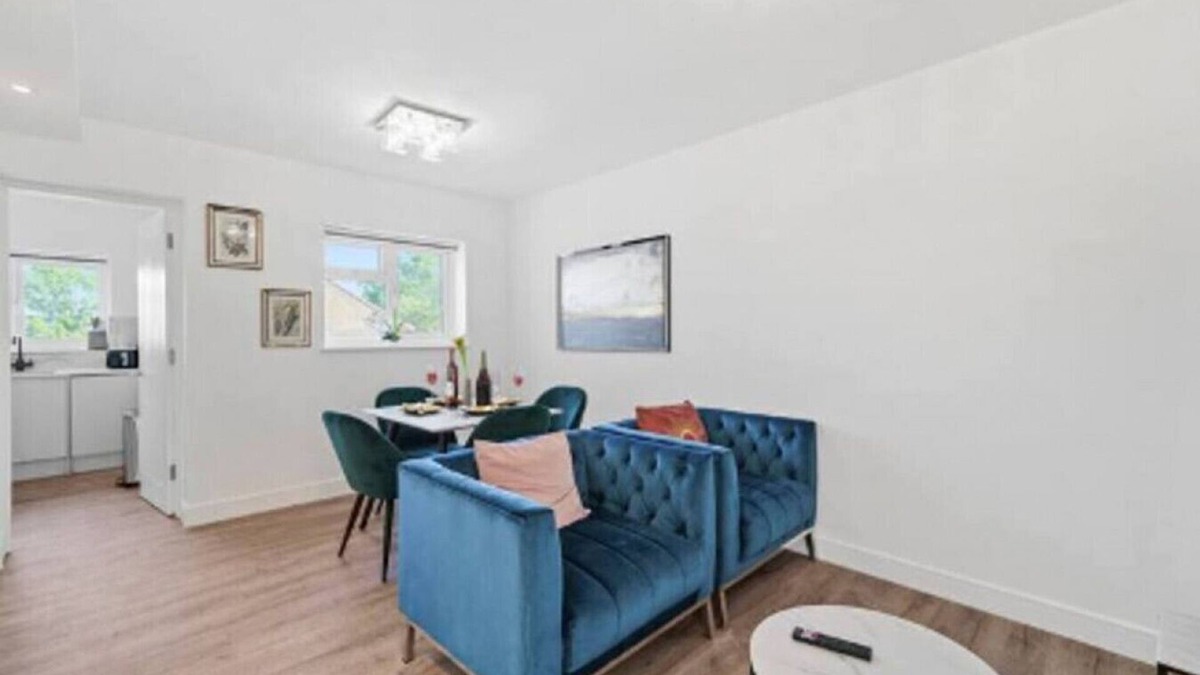 East Acton Apartment | Beautiful & Comfy Acton Gem ~ King Beds ~ Parking!