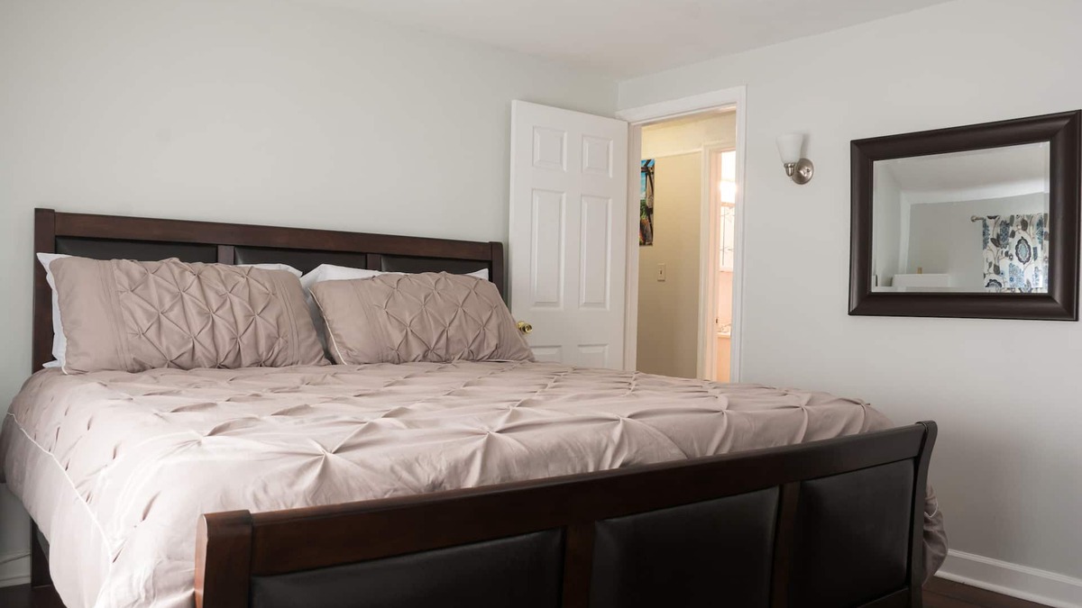 Hasbrouck Heights Apartment | Beautiful, Convenient, easy access to NYC, shopping, WiFi, free parking