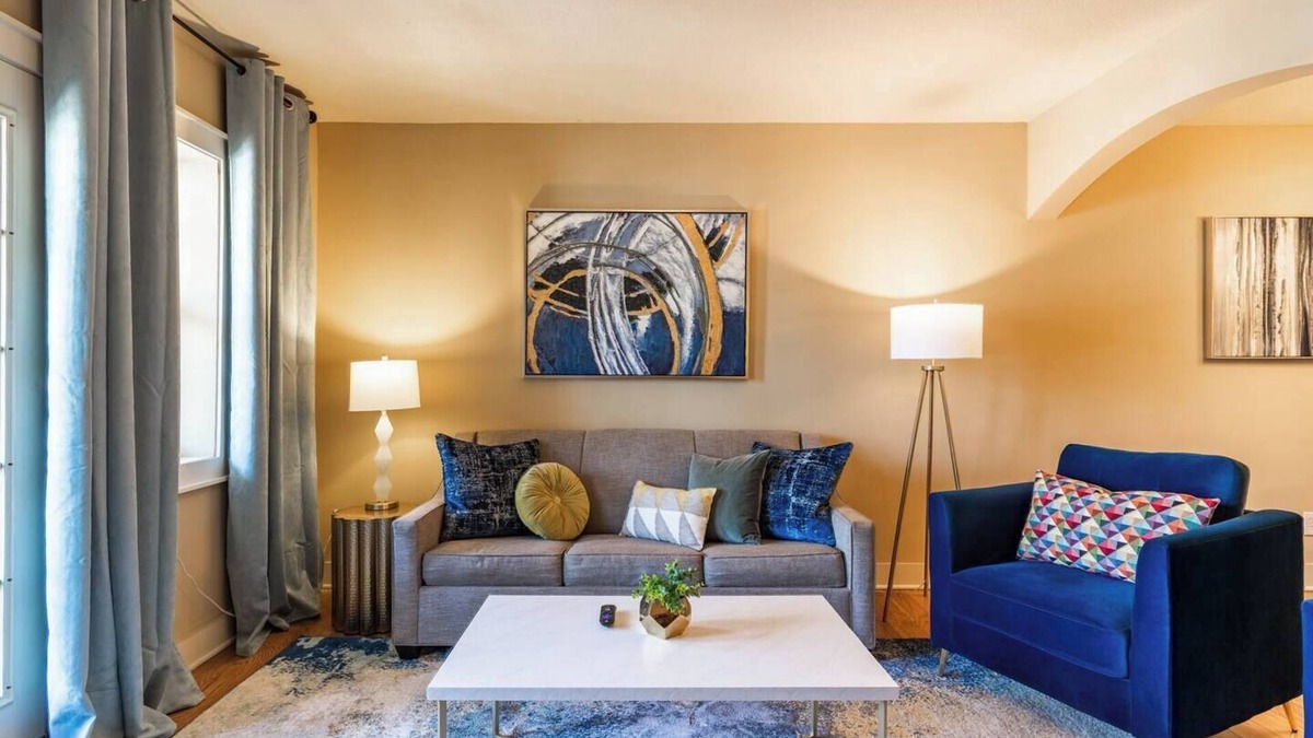 West Plaza Condo | Beautiful Condo on the plaza I 01