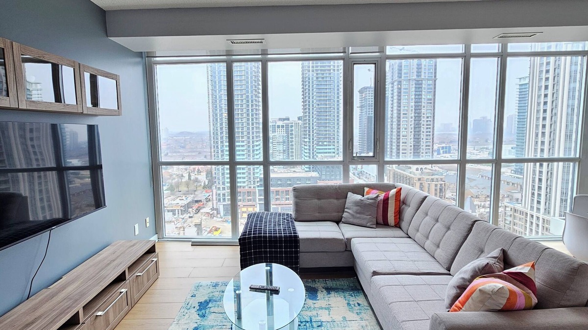 Mississauga Apartment | Beautiful Condo with spectacular views + 1 Parking in Mississauga Downtown