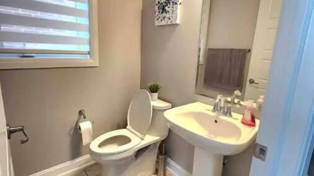 Oakville House | Beautiful Contemporary 4 bed Oakville House!